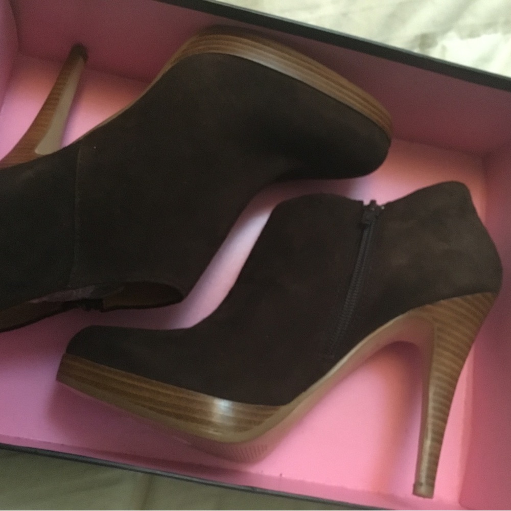Woman’s “Steve Madden” brown suede short boots